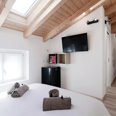 Spazio 77 - The House Of Travelers Gasthof Como